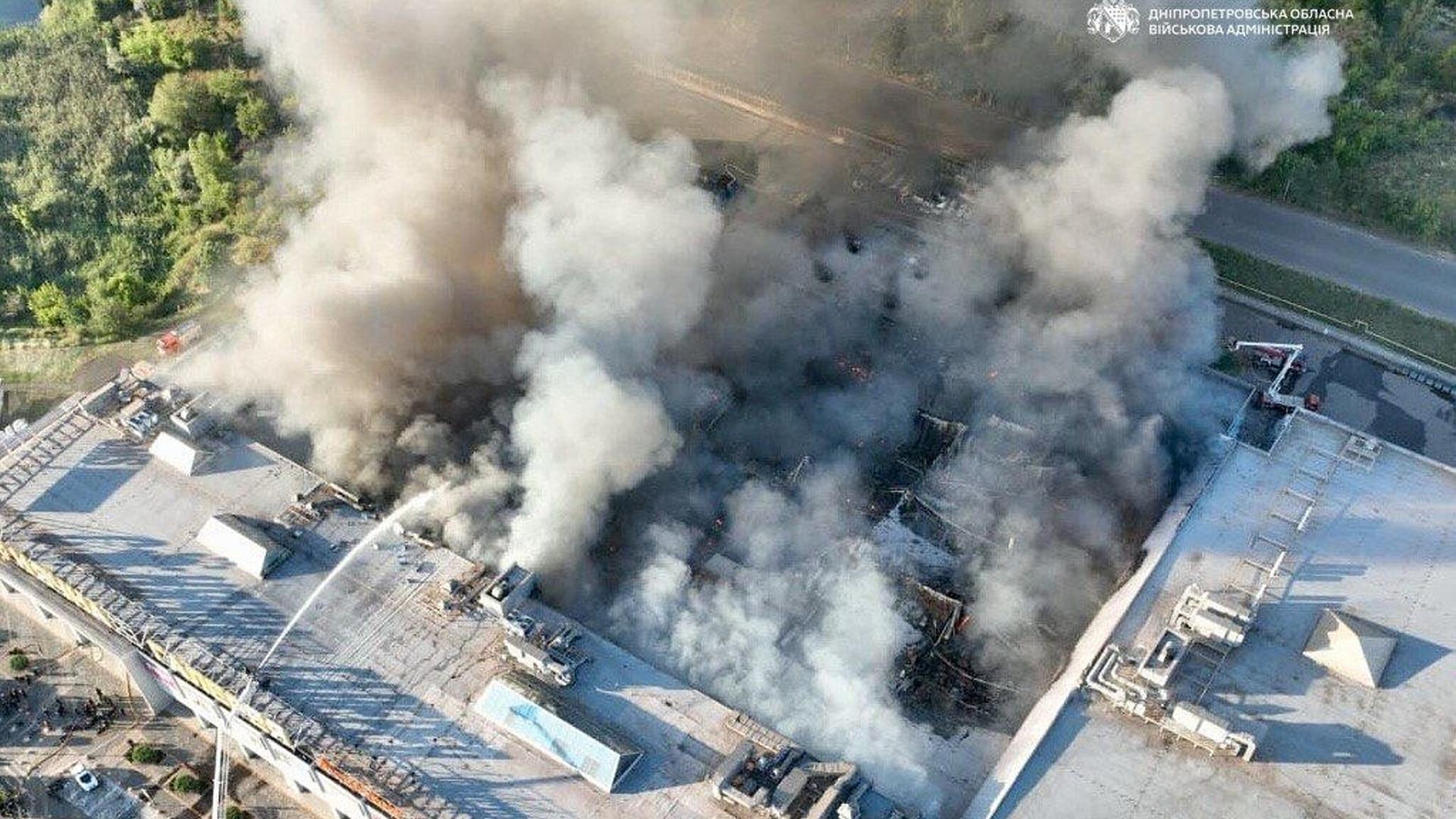 Bei den Drohnenangriffen wurde auch ein Einkaufszentrum in Krywyj Rih getroffen. Das Gebäude ist aus der Luft zu sehen. Die Feuerwehr löscht den Brand.