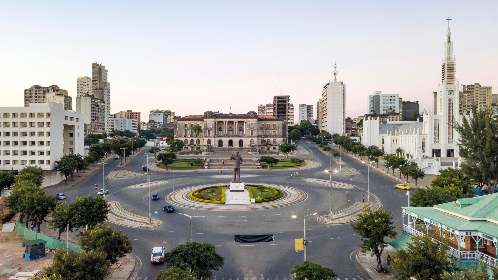 Der Unabhängigkeitsplatz mit Rathaus und Hauptkathedrale um Stadtzentrum von Maputo. Der Unabhängigkeitsplatz mit Rathaus und Hauptkathedrale um Stadtzentrum von Maputo.