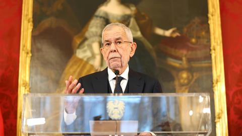 Wien: Österreichs Bundespräsident Van der Bellen gibt ein Statement in der Präsidentschaftskanzlei in Wien. 