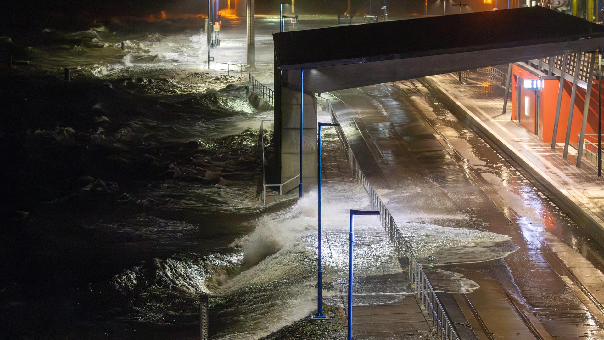 Dagebüll: Das Wasser der Nordsee drückt bei Sturm auf den Fährhafen Dagebüll.  Dagebüll: Das Wasser der Nordsee drückt bei Sturm auf den Fährhafen Dagebüll.