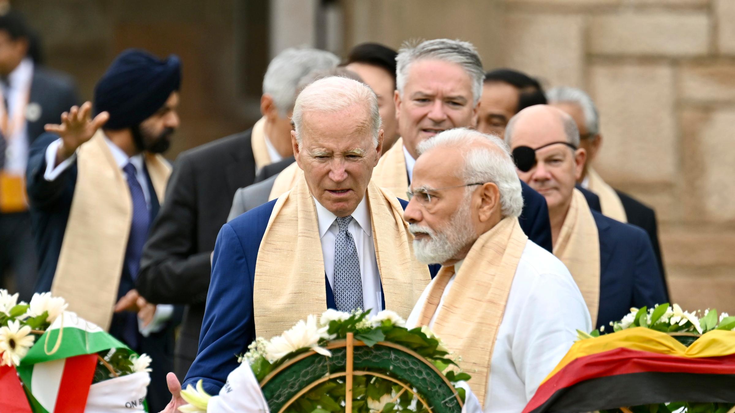 US-Präsident Joe Biden, Indiens Premierminister Narendra Modi, Bundeskanzler Olaf Scholz und andere Teilnehmer des G20-Gipfels am Sonntag beim Besuch des Mahatma Gandhi Memorials in Neu Delhi