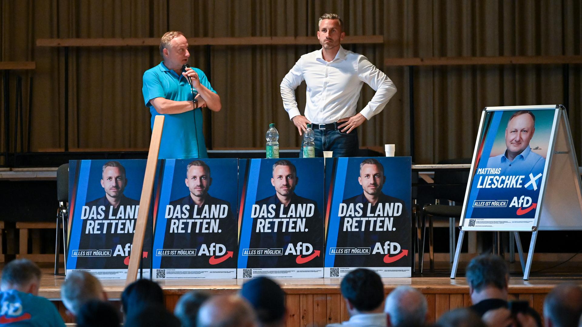 Ulrich Siegmund (rechts), AfD-Spitzenkandidat in Sachsen-Anhalt, bei einer Wahlveranstaltung der AfD Ulrich Siegmund (rechts), AfD-Spitzenkandidat in Sachsen-Anhalt, bei einer Wahlveranstaltung der AfD