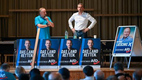 Ulrich Siegmund (rechts), AfD-Spitzenkandidat in Sachsen-Anhalt, bei einer Wahlveranstaltung der AfD