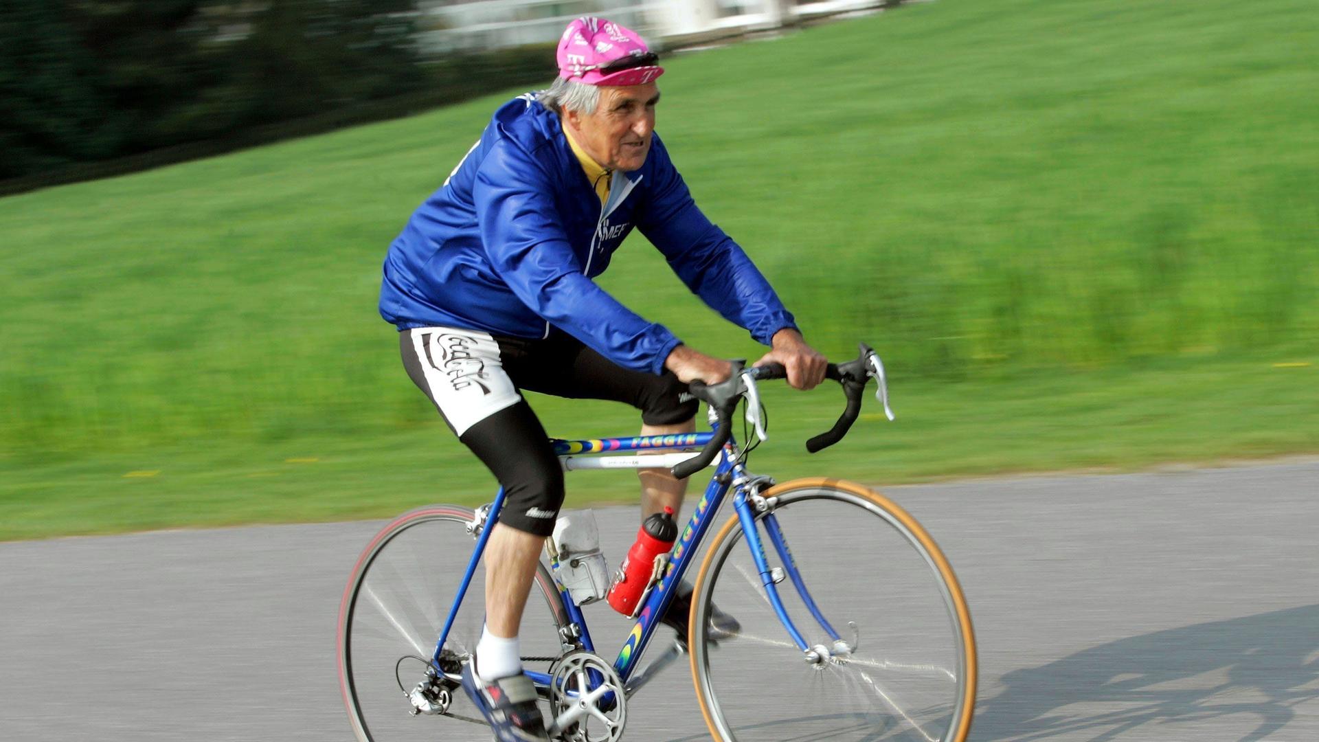 Radsport: Hans Junkermann ist gestorben. Hier fährt er mit 70 Jahren Fahrrad. 