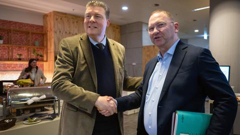 Der Hamburger Finanzsenator und Verhandlungsführer der Länder, Dressel, und Verdi-Chef Werneke geben sich die Hand.