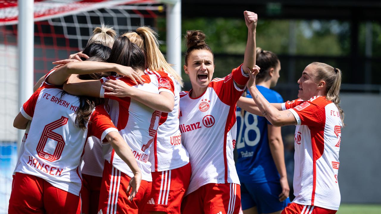 Die Spielerinnen vom FC Bayern München jubeln über das Tor zum 1:0 gegen Turbine Potsdam. 