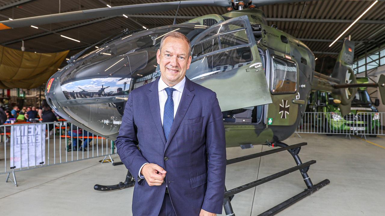 Henning Otte, neuer Wehrbeauftragter des Bundestages, vor einem Schulungshubschrauber auf dem Heeresflugplatz Achum in Niedersachsen. 