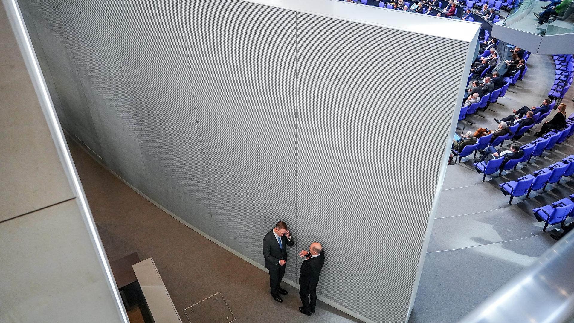 Christian Lindner (FDP), Bundesminister der Finanzen, und Bundeskanzler Olaf Scholz (SPD) unterhalten sich nach der Regierungserklärung von Scholz zum Europäischen Rat hinter dem Plenum. 