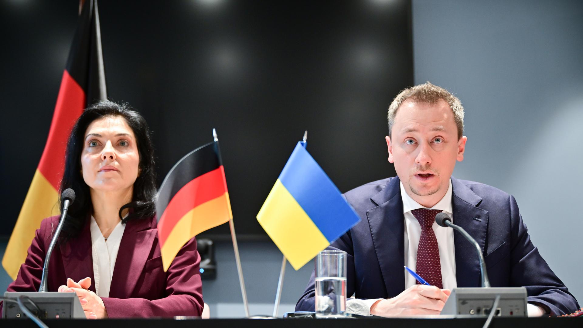 Oleksii Sobolev, Minister für Wirtschaft, Umwelt und Landwirtschaft der Ukraine, spricht während des Deutsch-ukrainischen Wirtschaftsforums neben Katherina Reiche (CDU), Bundesministerin für Wirtschaft und Energie. Oleksii Sobolev, Minister für Wirtschaft, Umwelt und Landwirtschaft der Ukraine, spricht während des Deutsch-ukrainischen Wirtschaftsforums neben Katherina Reiche (CDU), Bundesministerin für Wirtschaft und Energie.