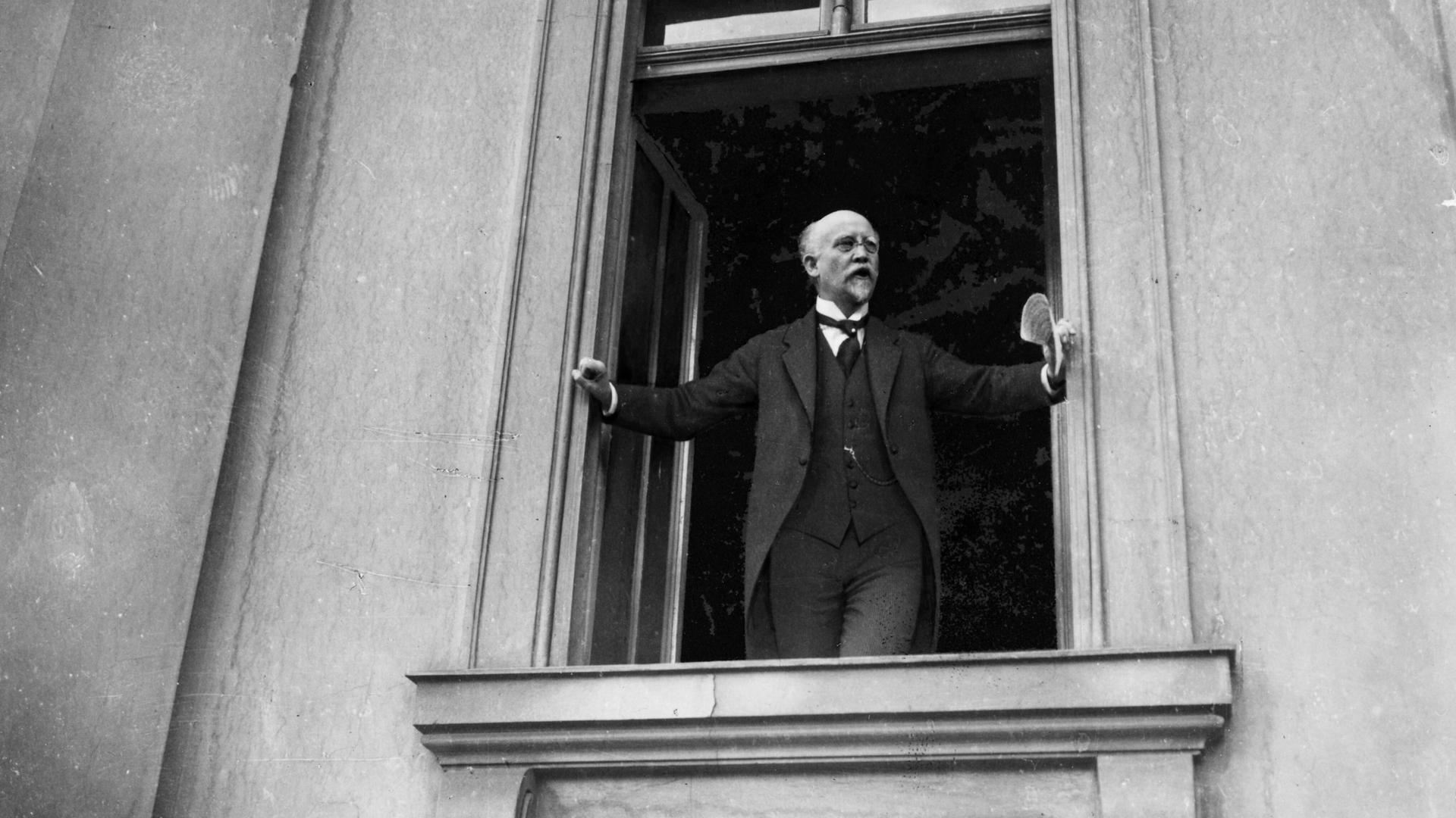 Philipp Scheidemann hält am 9. November 1918 eine Rede in einem Fenster der Reichskanzlei stehend (Foto nachgestellt)