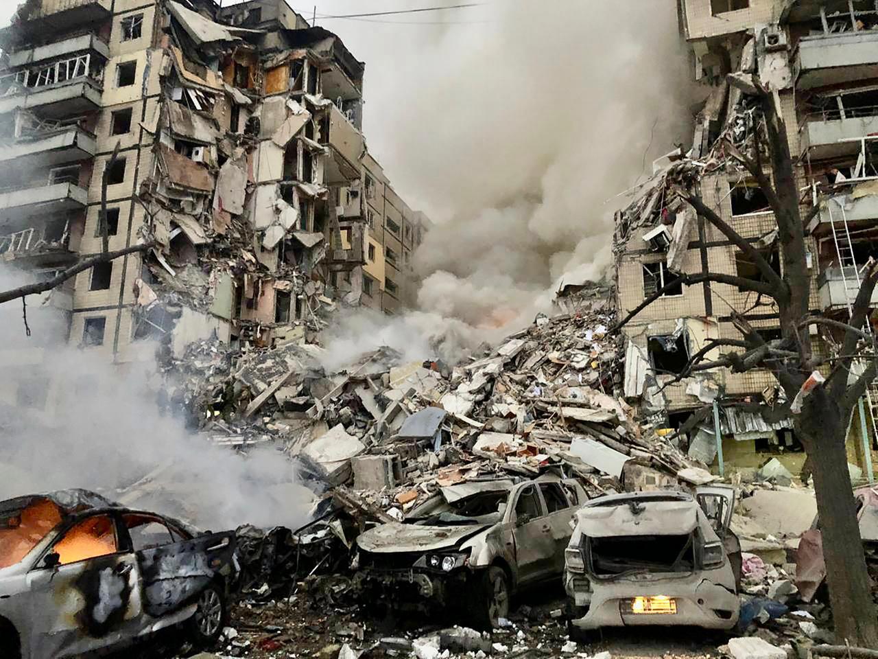 Zu sehen ist eine eingestürzte Häuser-Zeile mit lauter Trümmern.