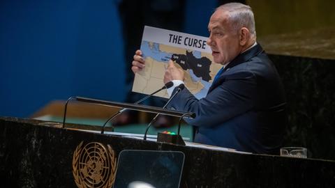 Benjamin Netanjahu, Ministerpräsident von Israel, spricht in der 79. Generaldebatte der UNO-Vollversammlung und zeigt auf eine Karte des Nahen Ostens. 