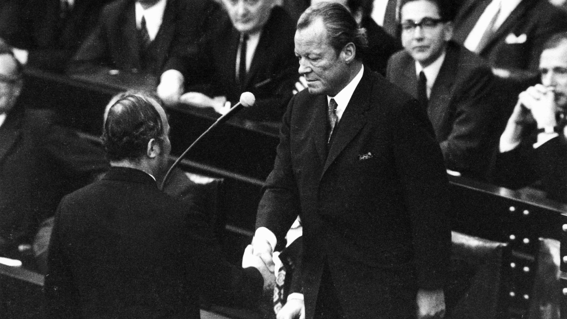 Der unterlegene CDU-Oppositionsführer Rainer Barzel (links im Bild) gratuliert am 27. April 1972 SPD-Bundeskanzler Willy Brandt nachdem das von der Opposition angestrengte Konstruktive Misstrauensvotum gegen Brandt im Bundestag gescheitert ist.