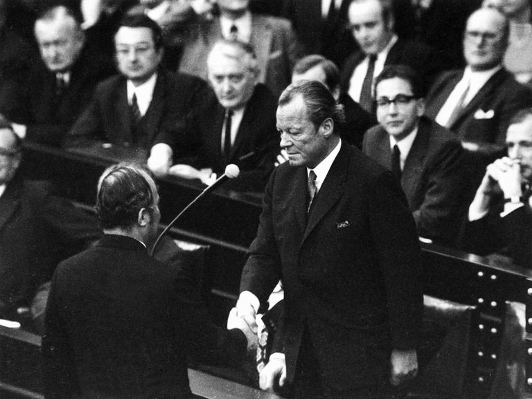 Der unterlegene CDU-Oppositionsführer Rainer Barzel (links im Bild) gratuliert am 27. April 1972 SPD-Bundeskanzler Willy Brandt nachdem das von der Opposition angestrengte Konstruktive Misstrauensvotum gegen Brandt im Bundestag gescheitert ist.