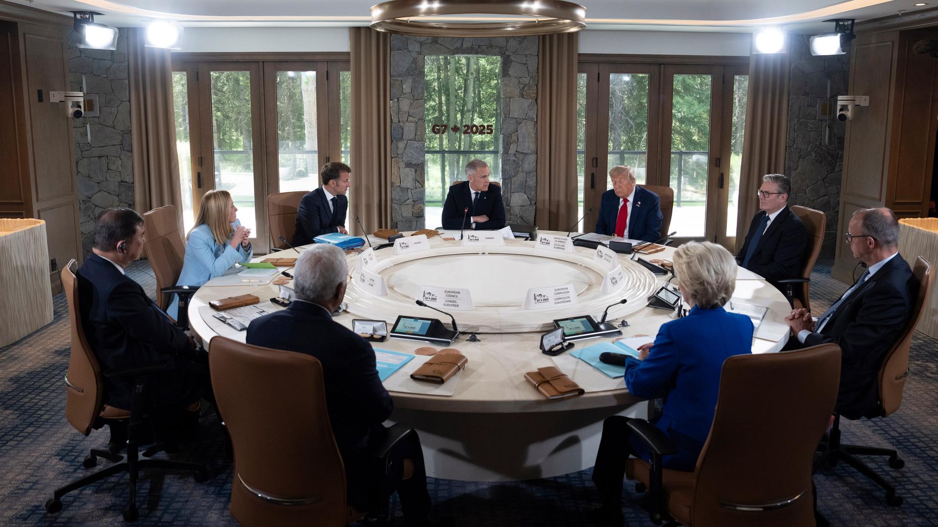 Die Teilnehmer des G7-Gipfels sitzen an einem runden Tisch.