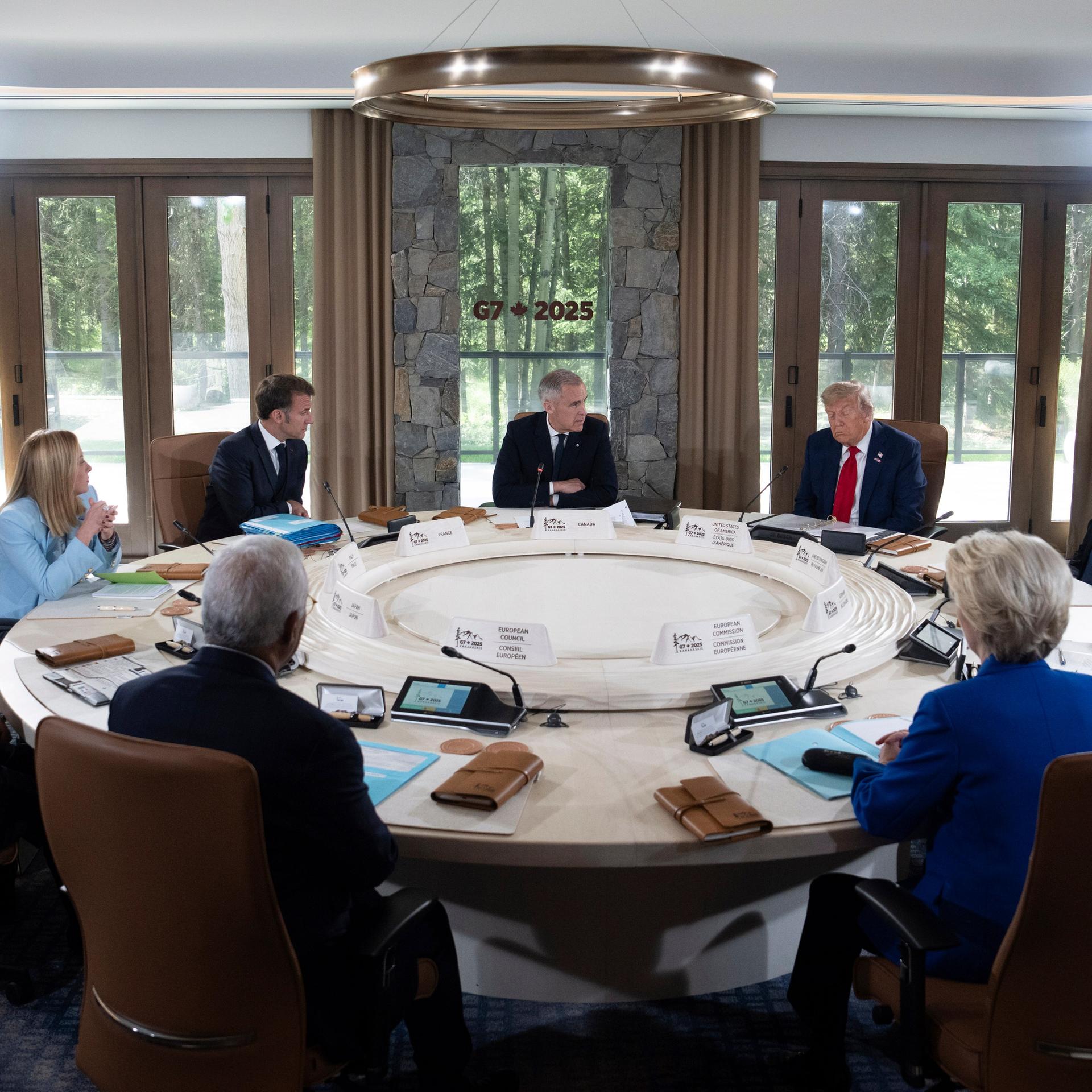 Die Teilnehmer des G7-Gipfels sitzen an einem runden Tisch.