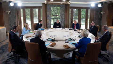 Die Teilnehmer des G7-Gipfels sitzen an einem runden Tisch.