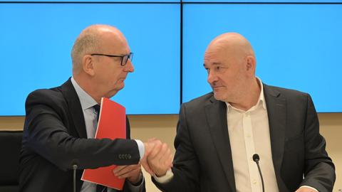 Brandenburgs Ministerpräsident Dietmar Woidke (SPD) schüttelt Robert Crumbach, Landesvorsitzender des BSW Brandenburg (l-r), die Hand. 