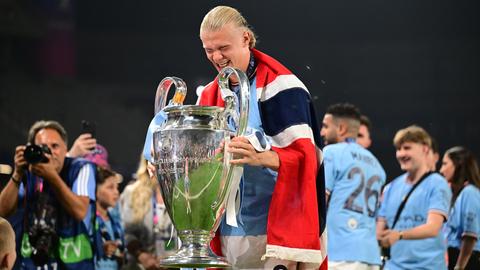 Erling Haaland mit dem Pokal der Champions League nach dem Sieg 2023 mit Manchester City