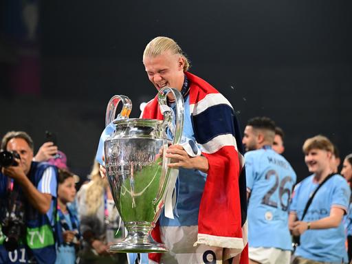 Erling Haaland mit dem Pokal der Champions League nach dem Sieg 2023 mit Manchester City