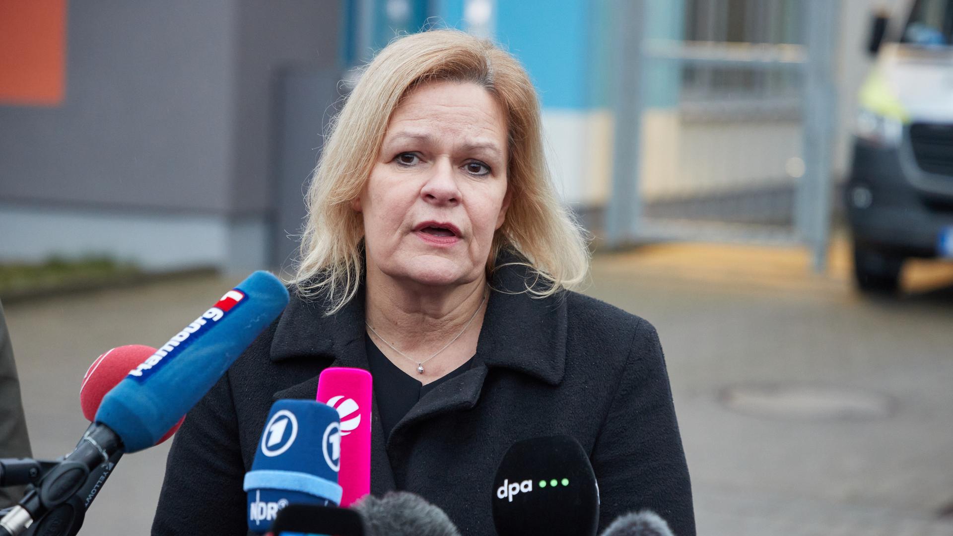 Bundesinnenministerin Faeser gibt nach dem Amoklauf in Hamburg ein Statement vor dem Gebäude der Zeugen Jehovas ab.
