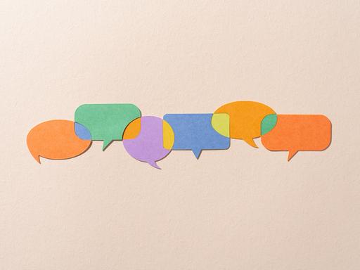 Verschiedenfarbige Papiersprechblasen, die durch andere Farben miteinander verbunden sind. Verschiedenfarbige Papiersprechblasen, die durch andere Farben miteinander verbunden sind.