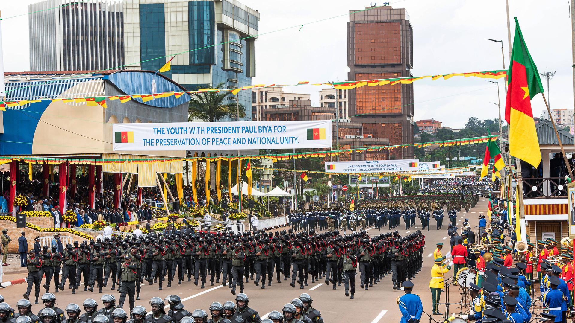 Soldaten marschieren bei einer Militärparade in Kamerun auf. Soldaten marschieren bei einer Militärparade in Kamerun auf.
