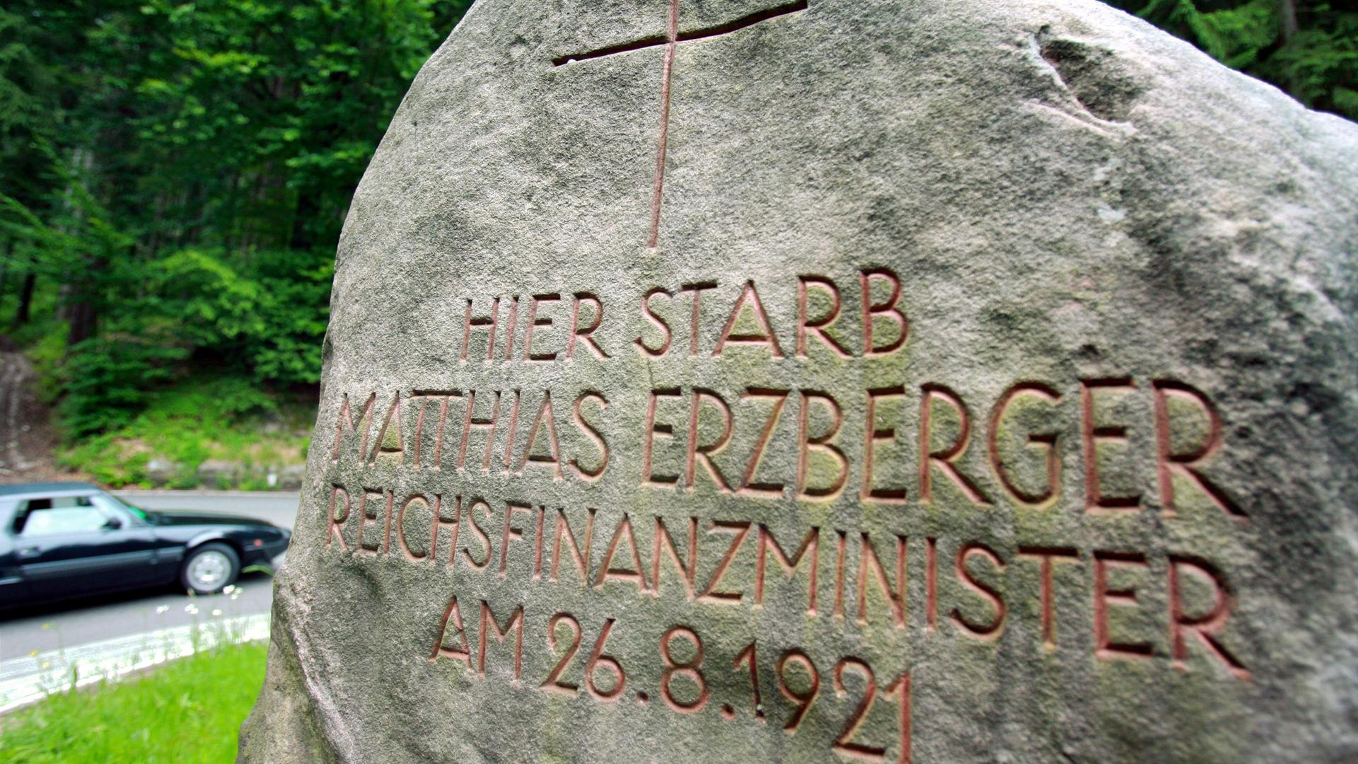 Ein Gedenkstein mit der Aufschrift : "Hier starb Mathias Erzberger Reichsfinanzmister am 26.8.1921" Ein Gedenkstein mit der Aufschrift : "Hier starb Mathias Erzberger Reichsfinanzmister am 26.8.1921"