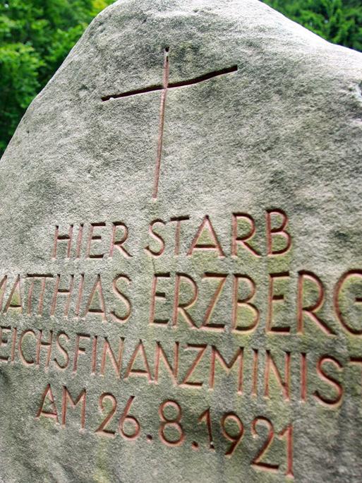 Ein Gedenkstein mit der Aufschrift : "Hier starb Mathias Erzberger Reichsfinanzmister am 26.8.1921"