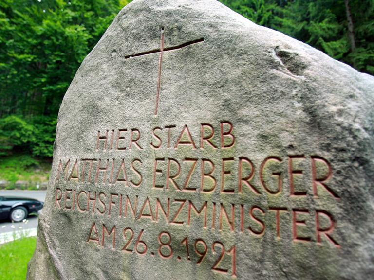 Ein Gedenkstein mit der Aufschrift : "Hier starb Mathias Erzberger Reichsfinanzmister am 26.8.1921"