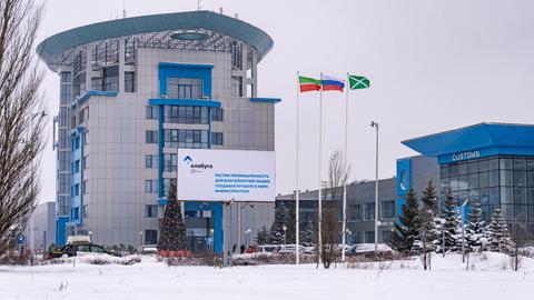 Das blau-weiße Verwaltungs- und Geschäftszentrum der Sonderwirtschaftszone Alabuga bei winterlichem Schnee
