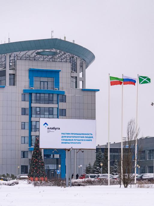 Das blau-weiße Verwaltungs- und Geschäftszentrum der Sonderwirtschaftszone Alabuga bei winterlichem Schnee
