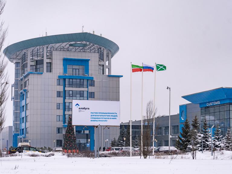 Das blau-weiße Verwaltungs- und Geschäftszentrum der Sonderwirtschaftszone Alabuga bei winterlichem Schnee
