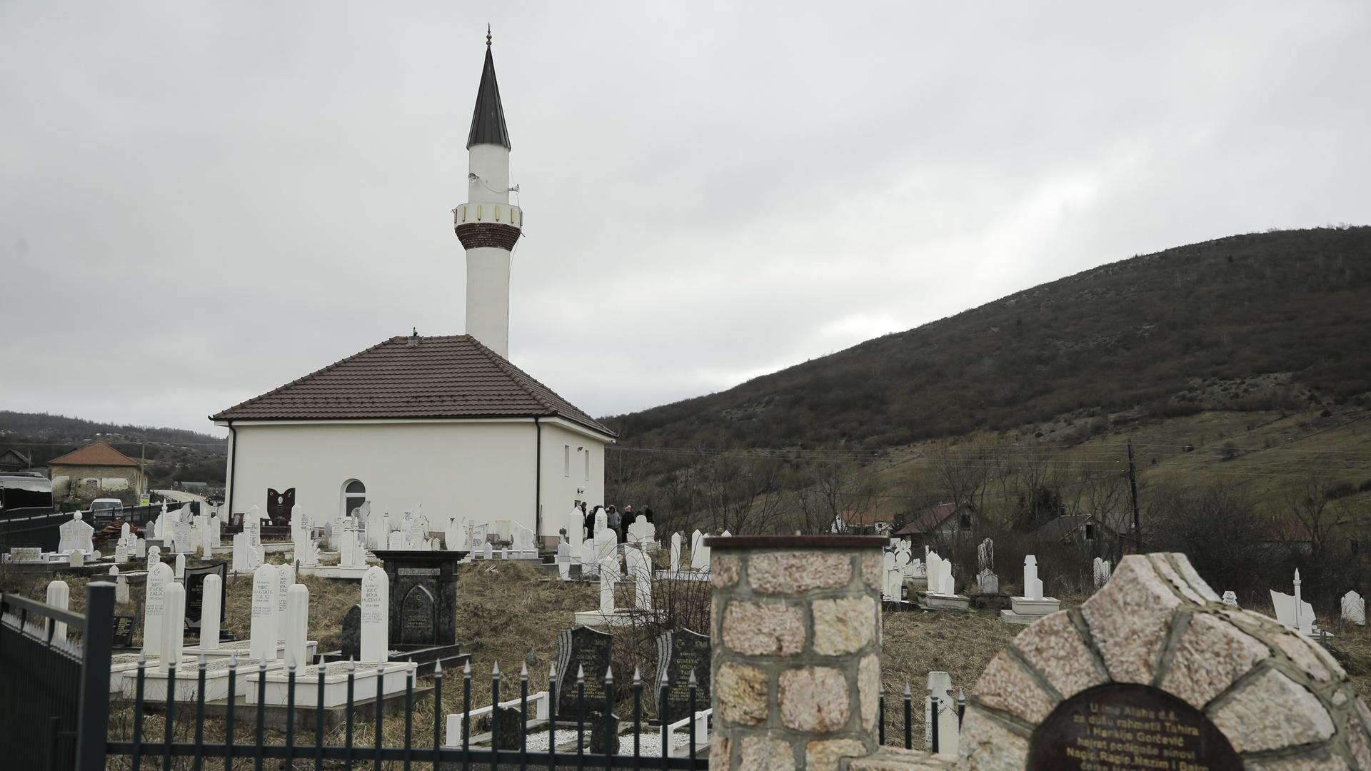 Die weiße Askerli Moschee liegt inmitten eines muslimischen Friedhofs. Vorne ist ein Zaun. Die weiße Askerli Moschee liegt inmitten eines muslimischen Friedhofs. Vorne ist ein Zaun.