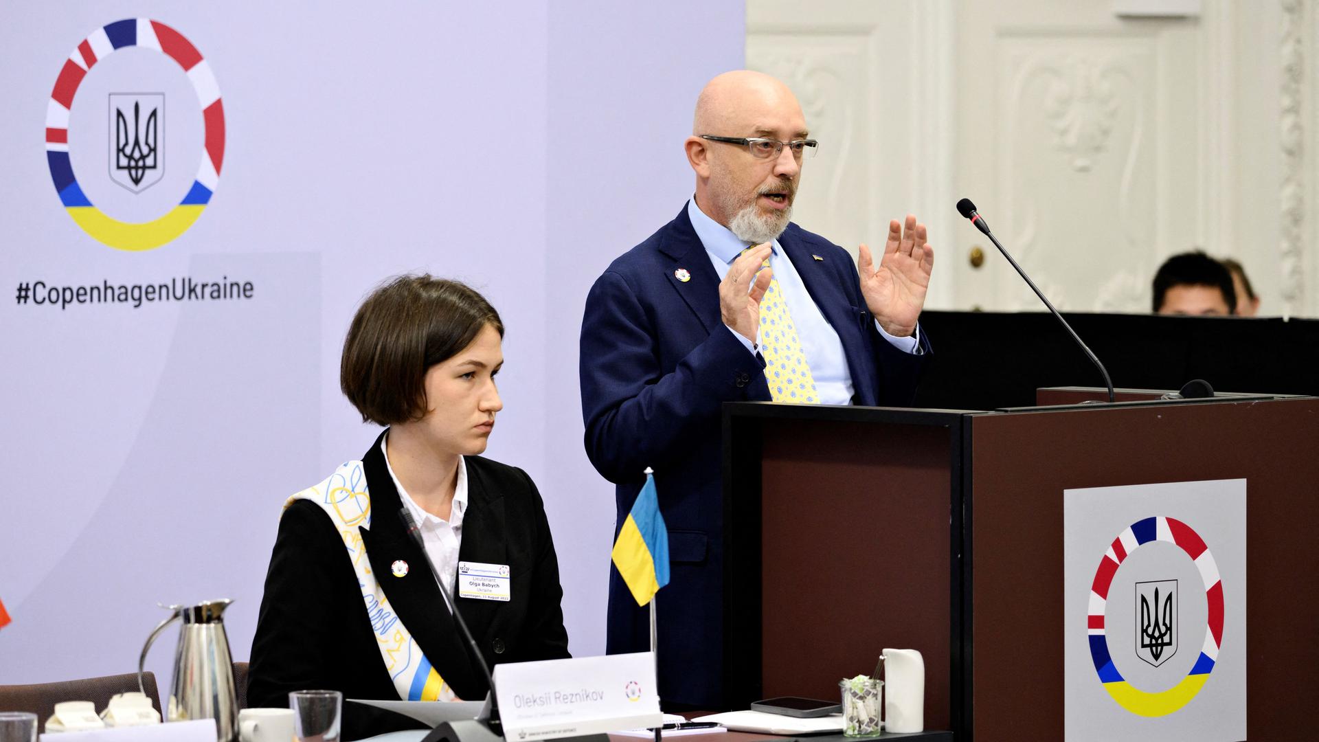 Der ukrainische Verteidigungsminister Oleksii Reznikov an einem Rednerpult