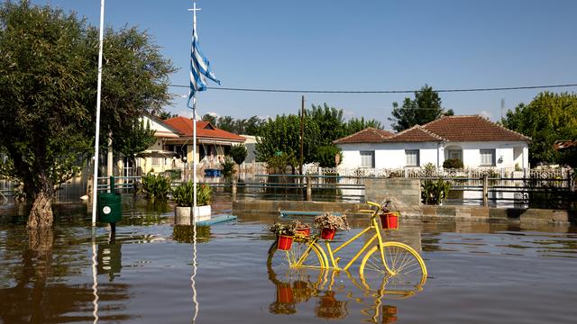 Eine griechische Flagge weht über einem überfluteten Hof des Gesundheitszentrums im Dorf Palamas, nahe der Stadt Karditsa, Zentralgriechenland. 