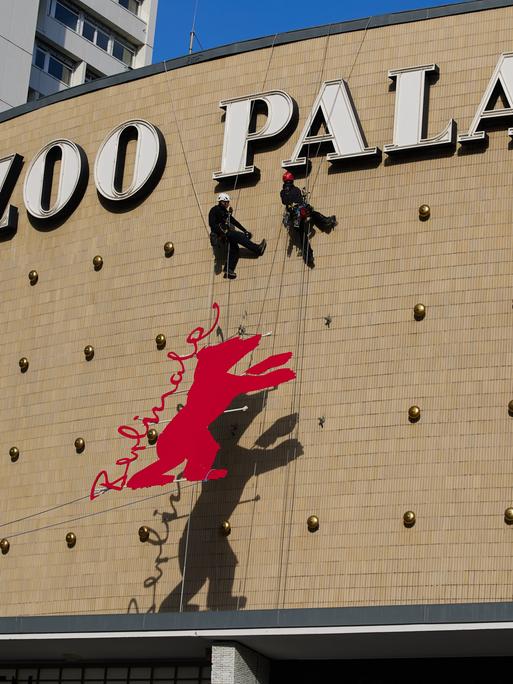 Der Berlinale-Bär wird an die Zoo-Palast-Fassade der Berlinale 2025 angebracht. Die 75. Internationalen Filmfestspiele Berlin sollen vom 13. bis 23. Februar 2025 stattfinden.