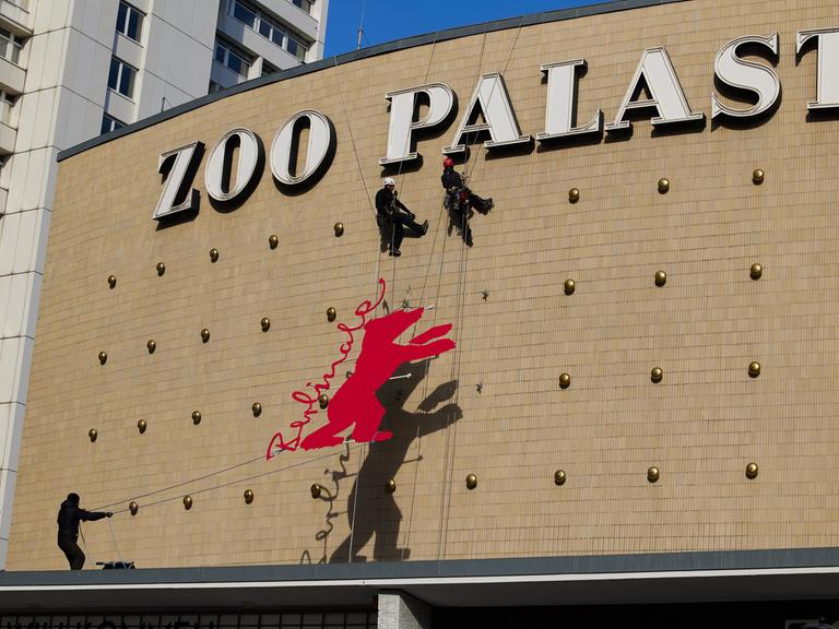 Der Berlinale-Bär wird an die Zoo-Palast-Fassade der Berlinale 2025 angebracht. Die 75. Internationalen Filmfestspiele Berlin sollen vom 13. bis 23. Februar 2025 stattfinden.