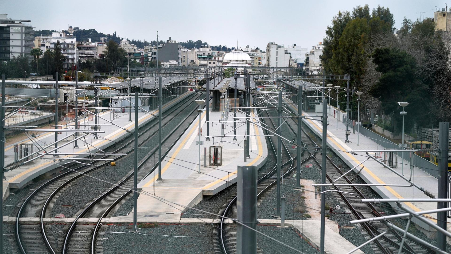 Der Hauptbahnhof der griechischen Hauptstadt Athen ist während eines landesweiten 24-stündigen Streiks geschlossen. Der Hauptbahnhof der griechischen Hauptstadt Athen ist während eines landesweiten 24-stündigen Streiks geschlossen.