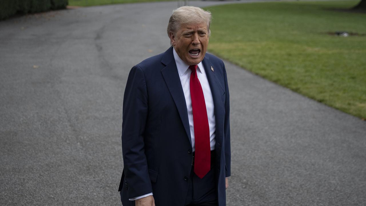 Donald Trump steht auf einem Weg vor dem Weißen Haus und schreit in die Kamera