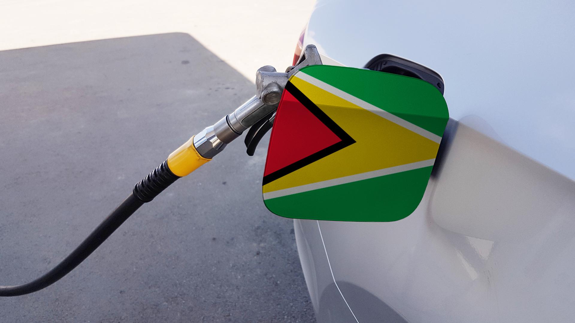Die Flagge von Guyana auf der Tankklappe eines Autos