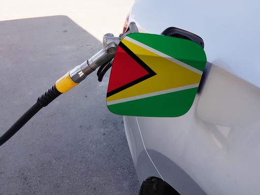 Die Flagge von Guyana auf der Tankklappe eines Autos