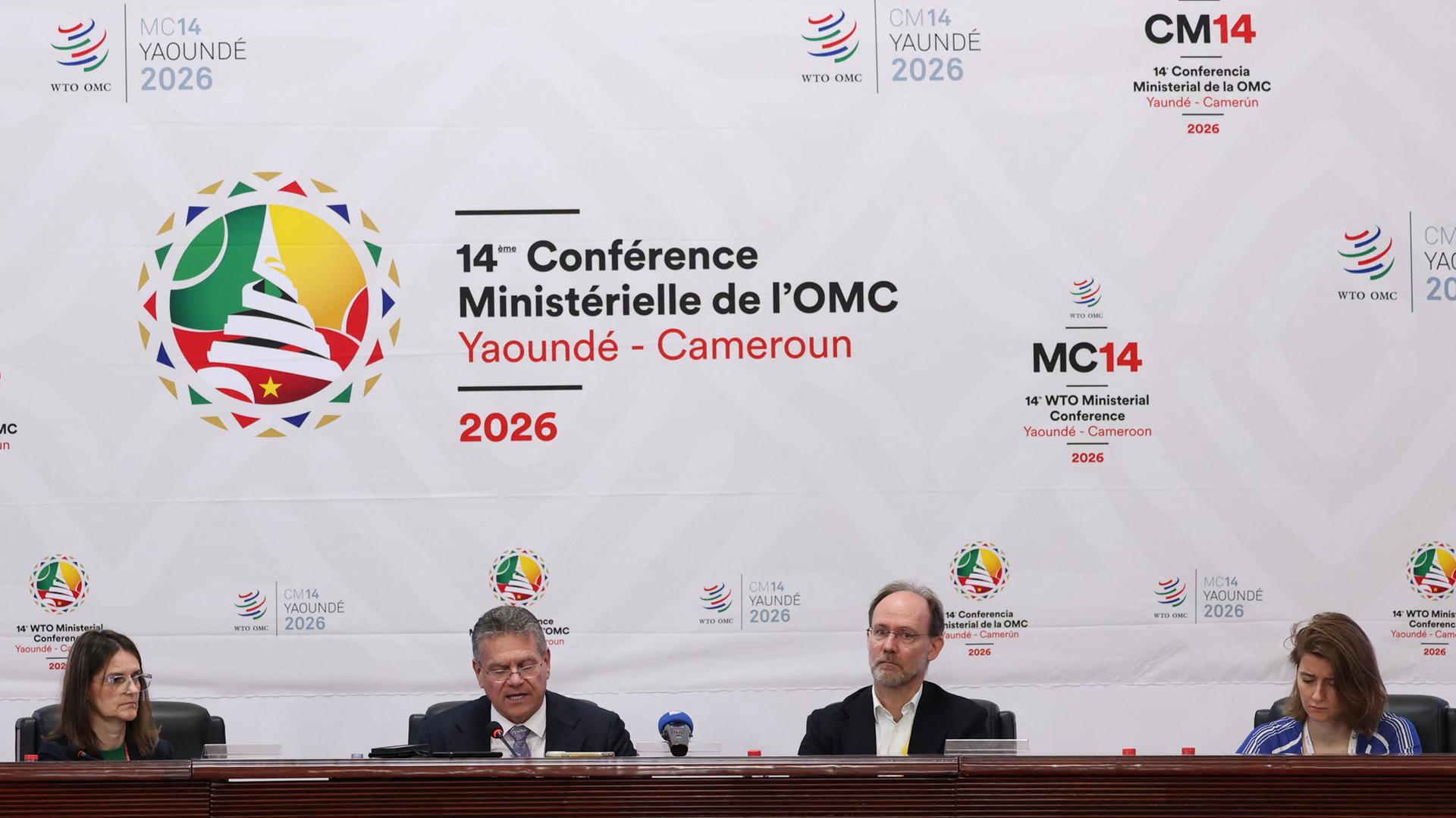 EU-Handelskommissar Maros Sefcovic (2. v. l.) spricht während einer Pressekonferenz auf der Ministerkonferenz der Welthandelsorganisation in Yaoundé in Kamerun. Auf dem Podium befinden sich drei weitere Personen.