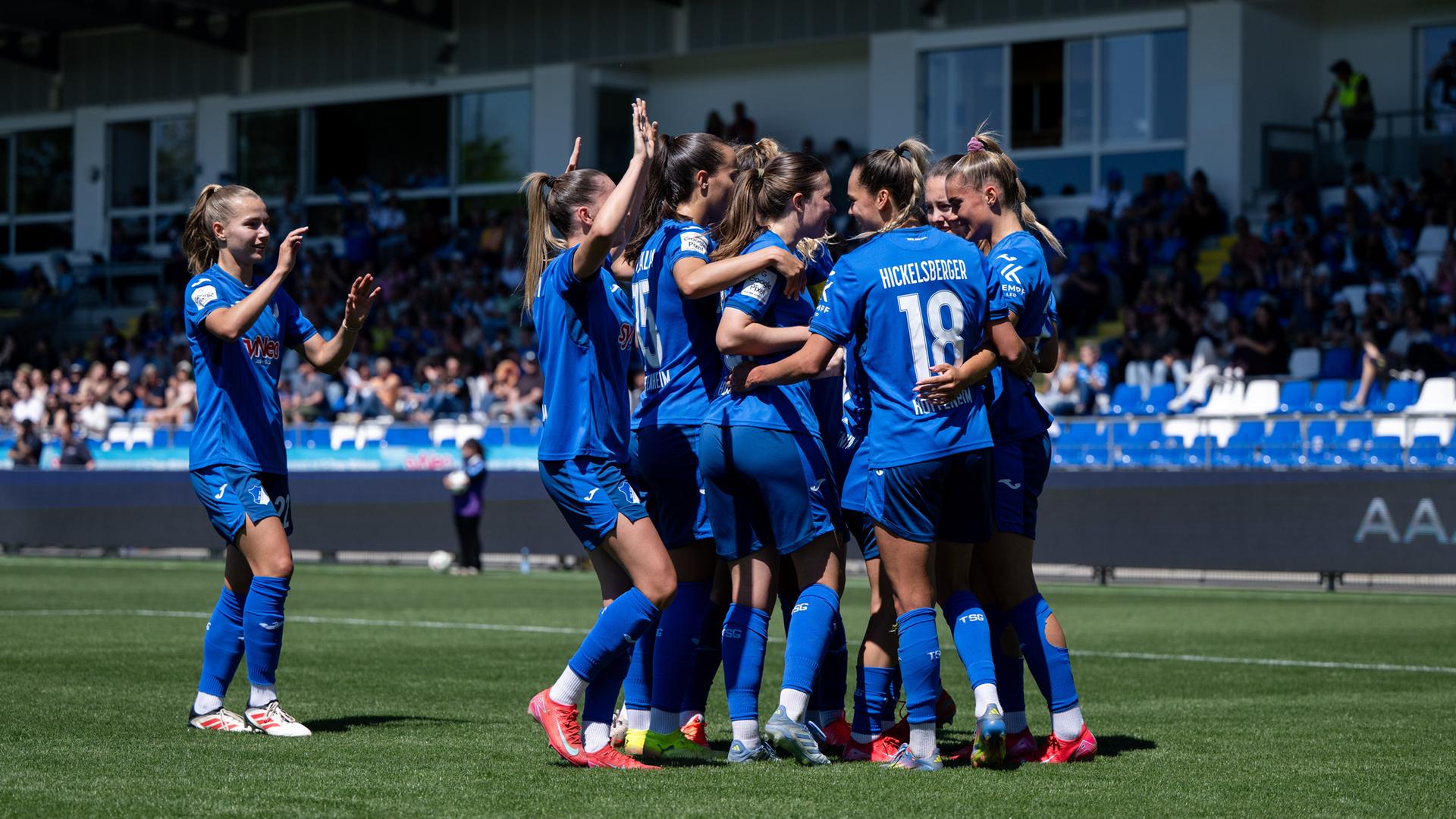 Spielerinnen von Hoffenheim jubeln über ein Tor. Spielerinnen von Hoffenheim jubeln über ein Tor.