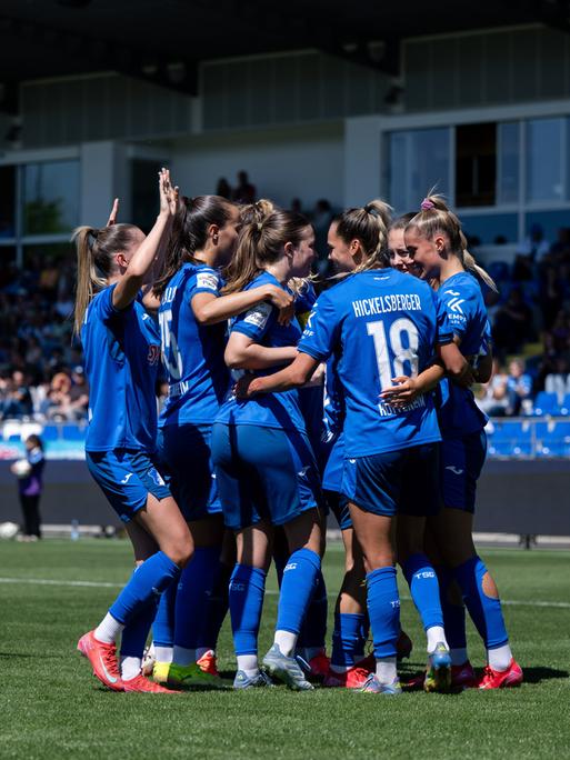 Spielerinnen von Hoffenheim jubeln über ein Tor.