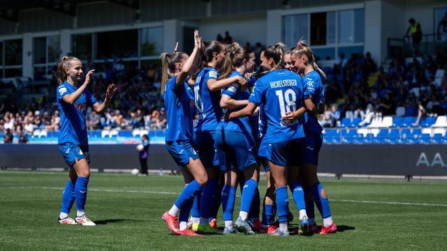 Spielerinnen von Hoffenheim jubeln über ein Tor.