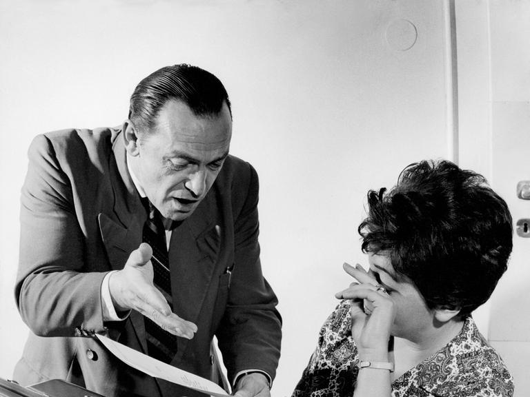 Mann schimpft seine Sekretärin, 50er Jahre