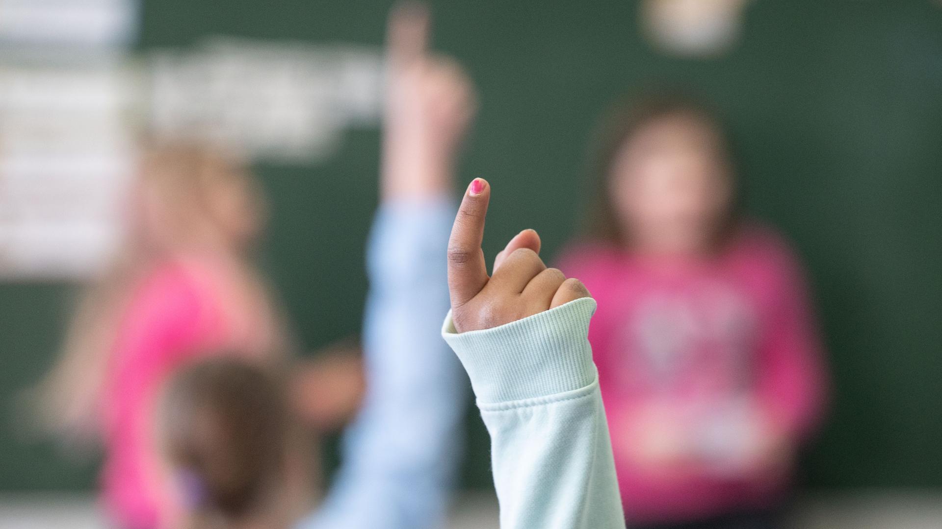 Eine Schülerin streckt während des Unterrichts einer zweites Klasse der Liebenauschule die Hand hoch.