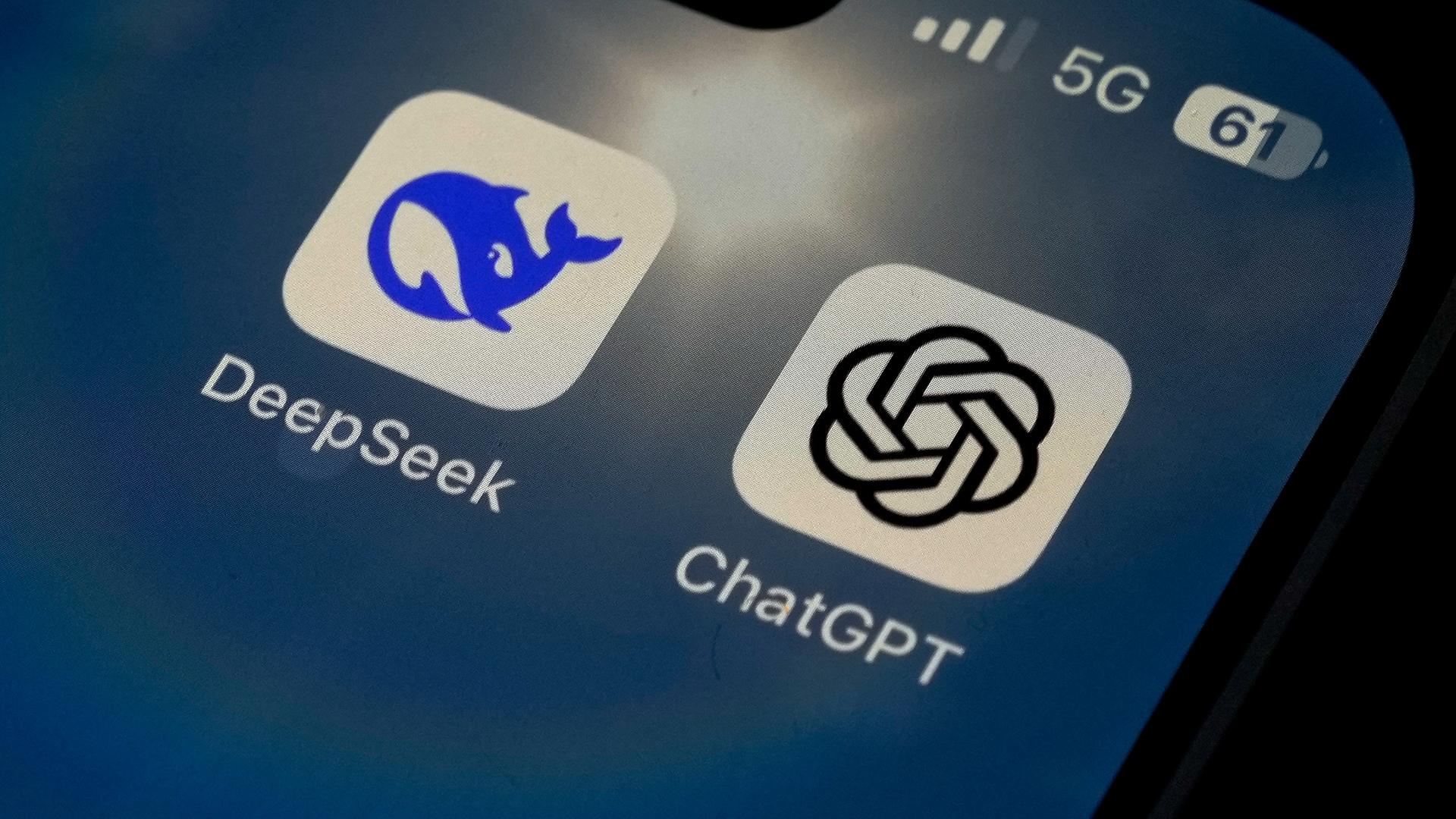 Das Logo von Deepseek und ChatGPT auf einem Smartphone