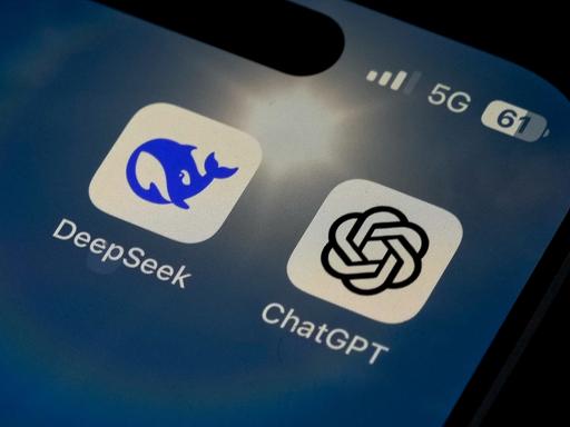 Das Logo von Deepseek und ChatGPT auf einem Smartphone